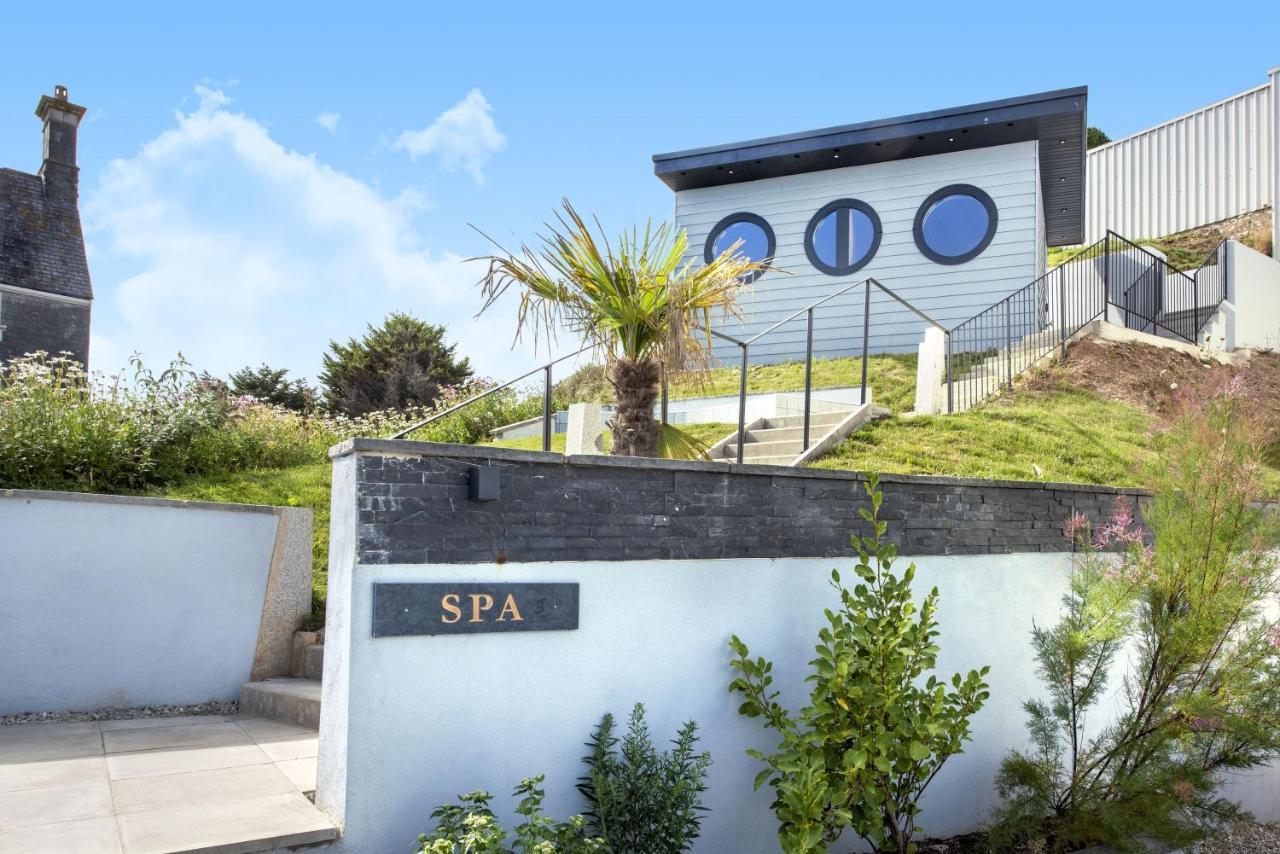 Hawkins With Hot Tub Holiday home *