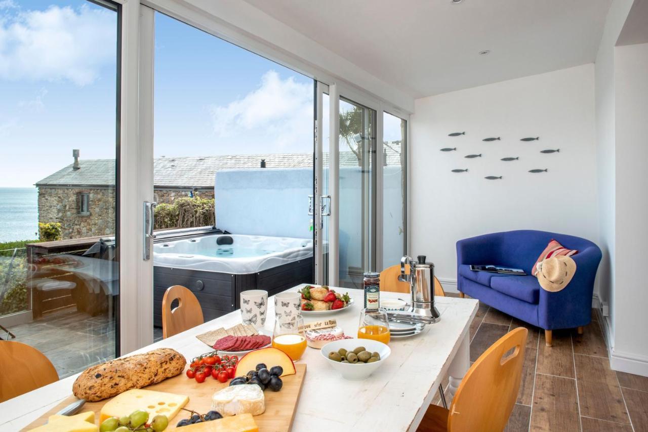 Hawkins With Hot Tub Holiday home Torpoint